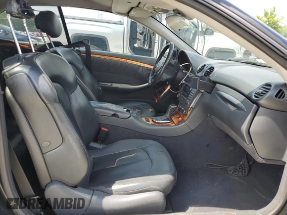2005 Mercedes-Benz CLK 320 z VIN WDBTK65G75T054495, wystawiony jako Copart lot #56120585 z przebiegiem 130 029 mil mil oraz Szkoda całkowita • Salvage title. Historia ofert i sprzedaży dostępna na DreamBid. Obrazek 10.
