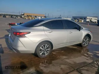 2021 Nissan Versa SV z VIN 3N1CN8EV8ML827953, wystawiony jako Copart lot #53162635 z przebiegiem 110 061 mil mil oraz Szkody całkowita. Historia ofert i sprzedaży dostępna na DreamBid. Obrazek 3.