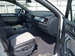 2017 Volkswagen Touareg Wolfsburg Edition z VIN WVGRF7BP8HD005505, wystawiony jako IAAI lot #42120317 z przebiegiem 143 724 mil mil oraz . Historia ofert i sprzedaży dostępna na DreamBid. Obrazek 5.