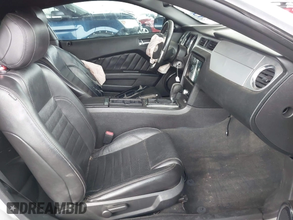 2014 Ford Mustang V6 z VIN 1ZVBP8AM3E5295137, wystawiony jako IAAI lot #42153393 z przebiegiem 154 878 mil mil oraz . Historia ofert i sprzedaży dostępna na DreamBid. Obrazek 5.