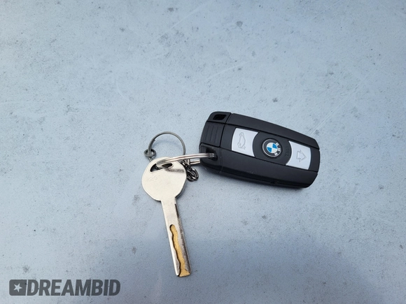 2011 BMW 3 Series 335i с VIN WBADX7C5XBE242018, выставлен на аукционе IAAI как лот 42448371 с пробегом 69 043 миль миль и . История ставок и продаж доступна на DreamBid. Изображение 8.