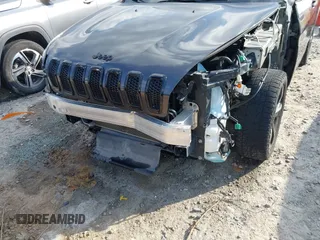2017 Jeep Cherokee Altitude z VIN 1C4PJLABXHW666918, wystawiony jako IAAI lot #40520357 z przebiegiem 193 721 mil mil oraz . Historia ofert i sprzedaży dostępna na DreamBid. Obrazek 6.