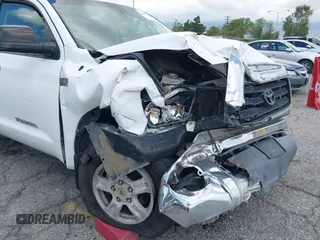 2008 Toyota Tundra z VIN 5TFEV54128X049128, wystawiony jako IAAI lot #42249292 z przebiegiem 313 233 mil mil oraz . Historia ofert i sprzedaży dostępna na DreamBid. Obrazek 6.