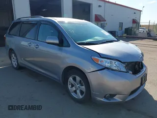 2017 Toyota Sienna LE Auto Access Seat с VIN 5TDKZ3DC4HS773762, выставлен на аукционе IAAI как лот 40350728 с пробегом 86 271 миль миль и . История ставок и продаж доступна на DreamBid. Изображение 1.