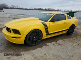 2005 Ford Mustang GT Deluxe z VIN 1ZVFT82H355212966, wystawiony jako Copart lot #50696705 z przebiegiem 190 770 mil mil oraz Szkoda całkowita • Salvage title. Historia ofert i sprzedaży dostępna na DreamBid. Obrazek 1.