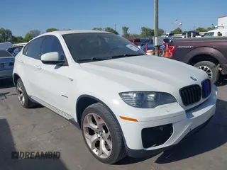 2014 BMW X6 xDrive35i z VIN 5UXFG2C5XE0C44062, wystawiony jako IAAI lot #41848304 z przebiegiem 154 683 mil mil oraz . Historia ofert i sprzedaży dostępna na DreamBid. Obrazek 1.