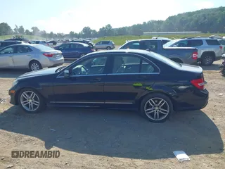 2012 Mercedes-Benz C 300 Sport z VIN WDDGF8BB8CR200253, wystawiony jako IAAI lot #42735797 z przebiegiem 140 277 mil mil oraz . Historia ofert i sprzedaży dostępna na DreamBid. Obrazek 14.