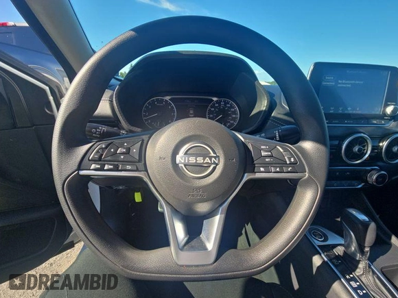 2024 Nissan Sentra SV z VIN 3N1AB8CV3RY280927, wystawiony jako IAAI lot #42809055 z przebiegiem 23 706 mil mil oraz . Historia ofert i sprzedaży dostępna na DreamBid. Obrazek 3.