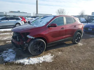 2024 Buick Encore GX Sport Touring z VIN KL4AMESL0RB002758, wystawiony jako IAAI lot #41405974 z przebiegiem 19 558 mil mil oraz . Historia ofert i sprzedaży dostępna na DreamBid. Obrazek 2.