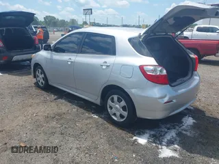 2009 Toyota Matrix z VIN 2T1KU40E89C100754, wystawiony jako IAAI lot #42255027 z przebiegiem 123 769 mil mil oraz . Historia ofert i sprzedaży dostępna na DreamBid. Obrazek 3.