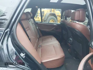 2013 BMW X5 xDrive50i z VIN 5UXZV8C55D0C15881, wystawiony jako IAAI lot #41695992 z przebiegiem 173 391 mil mil oraz . Historia ofert i sprzedaży dostępna na DreamBid. Obrazek 8.