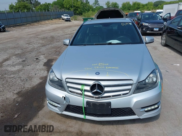2013 Mercedes-Benz C 300 Sport z VIN WDDGF8AB1DR292986, wystawiony jako IAAI lot #42430247 z przebiegiem 105 105 mil mil oraz . Historia ofert i sprzedaży dostępna na DreamBid. Obrazek 12.