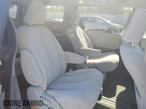 2013 Toyota Sienna LE AAS z VIN 5TDKK3DC5DS327389, wystawiony jako Copart lot #62218155 z przebiegiem 144 954 mil mil oraz Czysty tytuł • Clean title. Historia ofert i sprzedaży dostępna na DreamBid. Obrazek 11.