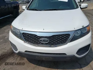 2012 Kia Sorento LX z VIN 5XYKT4A15CG256924, wystawiony jako IAAI lot #42483108 z przebiegiem 208 525 mil mil oraz . Historia ofert i sprzedaży dostępna na DreamBid. Obrazek 6.