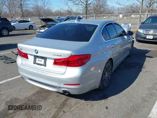 2019 BMW 5 Series 530i xDrive z VIN WBAJA7C59KG909704, wystawiony jako IAAI lot #41740440 z przebiegiem Nie podano mil oraz . Historia ofert i sprzedaży dostępna na DreamBid. Obrazek 4.