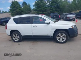 2016 Jeep Compass Latitude z VIN 1C4NJDEB6GD596061, wystawiony jako IAAI lot #42623673 z przebiegiem 180 777 mil mil oraz . Historia ofert i sprzedaży dostępna na DreamBid. Obrazek 13.