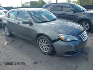 2012 Chrysler 200 Touring z VIN 1C3CCBBB6CN278296, wystawiony jako IAAI lot #42176013 z przebiegiem 187 672 mil mil oraz . Historia ofert i sprzedaży dostępna na DreamBid. Obrazek 1.