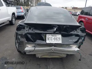 2020 Tesla Model 3 Long Range z VIN 5YJ3E1EB8LF790197, wystawiony jako IAAI lot #42053433 z przebiegiem 73 006 mil mil oraz . Historia ofert i sprzedaży dostępna na DreamBid. Obrazek 6.