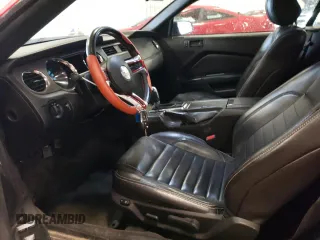 2013 Ford Mustang V6 z VIN 1ZVBP8EM2D5234080, wystawiony jako Copart lot #57939455 z przebiegiem 214 097 mil mil oraz Czysty tytuł • Clean title. Historia ofert i sprzedaży dostępna na DreamBid. Obrazek 7.
