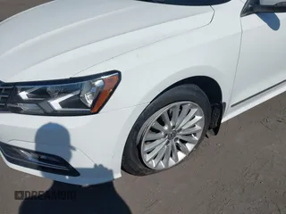2016 Volkswagen Passat SE z VIN 1VWBT7A38GC016180, wystawiony jako IAAI lot #42132777 z przebiegiem 101 461 mil mil oraz . Historia ofert i sprzedaży dostępna na DreamBid. Obrazek 6.