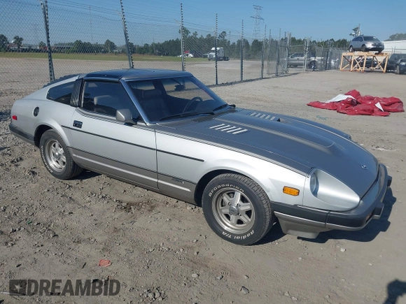 1983 Datsun 280ZX z VIN JN1HZ04S3DX562060, wystawiony jako IAAI lot #42063701 z przebiegiem 35 754 mil mil oraz . Historia ofert i sprzedaży dostępna na DreamBid. Obrazek 1.