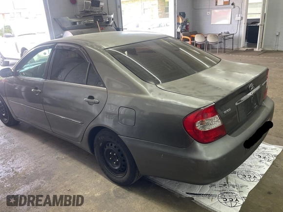 2002 Toyota Camry LE z VIN 4T1BE30K52U542523, wystawiony jako Copart lot #57983805 z przebiegiem 264 137 mil mil oraz Czysty tytuł • Clean title. Historia ofert i sprzedaży dostępna na DreamBid. Obrazek 3.