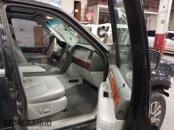 2005 Lincoln Navigator Luxury with VIN 5LMFU28545LJ01079, listed as a IAAI auction lot 41566735 with 217,878 mi miles. Bid and sale history available at carsss.com. Image 5.
