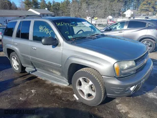 2005 Chevrolet TrailBlazer LT with VIN 1GNDT13S252104374, listed as a IAAI auction lot 41514965 with 121,562 mi miles. Bid and sale history available at carsss.com. Image 1.