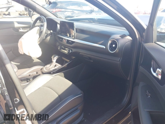 2023 Kia Forte GT-Line z VIN 3KPF54ADXPE580248, wystawiony jako IAAI lot #41601138 z przebiegiem 21 881 mil mil oraz . Historia ofert i sprzedaży dostępna na DreamBid. Obrazek 5.
