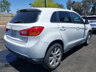 2015 Mitsubishi Outlander SE z VIN 4A4AP4AU3FE011443, wystawiony jako IAAI lot #42244247 z przebiegiem 127 184 mil mil oraz . Historia ofert i sprzedaży dostępna na DreamBid. Obrazek 4.