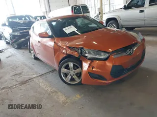 2013 Hyundai Veloster w/Black Int z VIN KMHTC6AD3DU143656, wystawiony jako IAAI lot #42139839 z przebiegiem 121 392 mil mil oraz . Historia ofert i sprzedaży dostępna na DreamBid. Obrazek 1.
