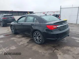 2014 Chrysler 200 Touring z VIN 1C3CCBBB6EN112119, wystawiony jako IAAI lot #42152165 z przebiegiem 145 681 mil mil oraz . Historia ofert i sprzedaży dostępna na DreamBid. Obrazek 3.