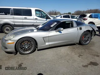 2006 Chevrolet Corvette z VIN 1G1YY25U565106855, wystawiony jako Copart lot #47585985 z przebiegiem 68 317 mil mil oraz Szkoda całkowita • Salvage title. Historia ofert i sprzedaży dostępna na DreamBid. Obrazek 1.