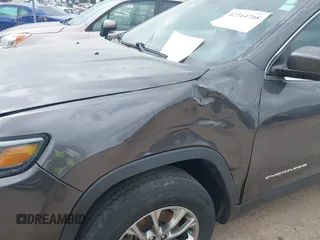 2020 Jeep Cherokee Latitude Plus z VIN 1C4PJMLB0LD536976, wystawiony jako IAAI lot #42244708 z przebiegiem 116 228 mil mil oraz . Historia ofert i sprzedaży dostępna na DreamBid. Obrazek 17.