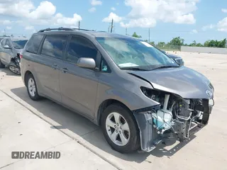 2017 Toyota Sienna LE Auto Access Seat z VIN 5TDKZ3DC6HS898455, wystawiony jako IAAI lot #42349275 z przebiegiem 130 311 mil mil oraz . Historia ofert i sprzedaży dostępna na DreamBid. Obrazek 1.