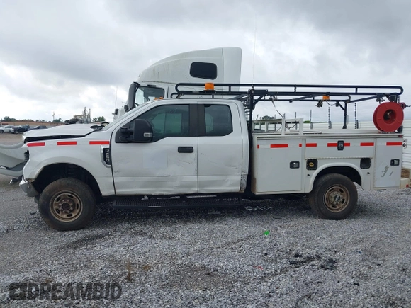 2017 Ford F-250 XL with VIN 1FD7X2B6XHEE15151, listed as a IAAI auction lot 42161769 with 293,798 mi miles and . Bid and sale history available at DreamBid. Image 14.