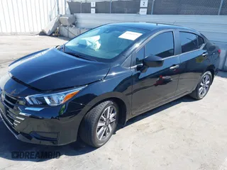 2023 Nissan Versa S z VIN 3N1CN8DV4PL871910, wystawiony jako IAAI lot #41993475 z przebiegiem 8 405 mil mil oraz . Historia ofert i sprzedaży dostępna na DreamBid. Obrazek 2.