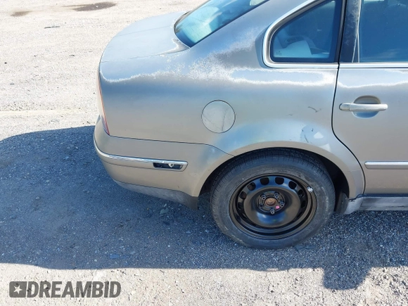 2001 Volkswagen Passat GLS z VIN WVWPD63B51P198425, wystawiony jako IAAI lot #42734511 z przebiegiem Nie podano mil oraz . Historia ofert i sprzedaży dostępna na DreamBid. Obrazek 13.