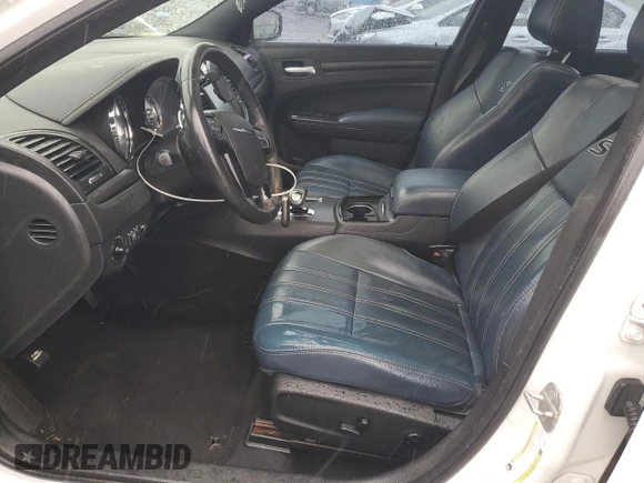 2014 Chrysler 300 S z VIN 2C3CCAGG1EH241876, wystawiony jako Copart lot #57965795 z przebiegiem 129 612 mil mil oraz Szkoda całkowita • Salvage title. Historia ofert i sprzedaży dostępna na DreamBid. Obrazek 7.
