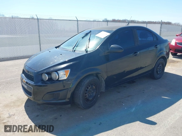 2013 Chevrolet Sonic LS z VIN 1G1JA5SH9D4165120, wystawiony jako IAAI lot #41815014 z przebiegiem 130 250 mil mil oraz . Historia ofert i sprzedaży dostępna na DreamBid. Obrazek 2.