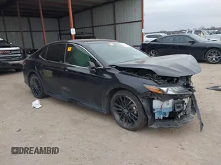 2022 Toyota Camry Hybrid XSE z VIN 4T1K31AK7NU584138, wystawiony jako IAAI lot #41593511 z przebiegiem 80 802 mil mil oraz . Historia ofert i sprzedaży dostępna na DreamBid. Obrazek 1.