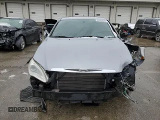2013 Chrysler 200 Touring z VIN 1C3CCBBB2DN688904, wystawiony jako Copart lot #44463585 z przebiegiem 123 940 mil mil oraz Szkoda całkowita • Salvage title. Historia ofert i sprzedaży dostępna na DreamBid. Obrazek 5.