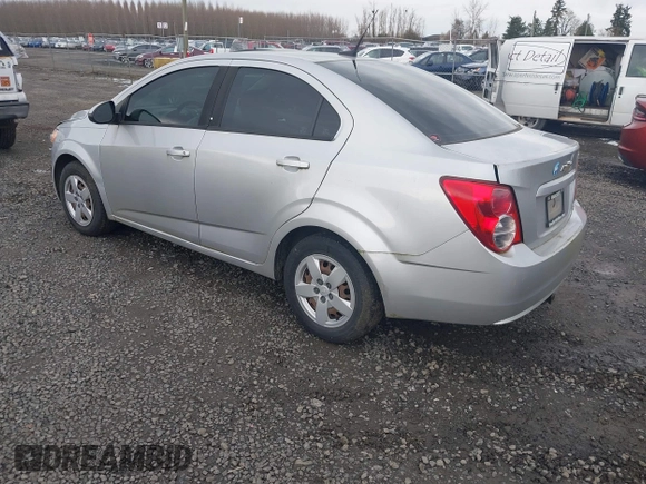 2013 Chevrolet Sonic LS z VIN 1G1JA5SH7D4197354, wystawiony jako IAAI lot #41764102 z przebiegiem 154 401 mil mil oraz . Historia ofert i sprzedaży dostępna na DreamBid. Obrazek 3.