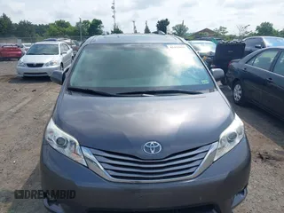 2017 Toyota Sienna XLE Auto Access Seat z VIN 5TDYZ3DC1HS767802, wystawiony jako IAAI lot #42442018 z przebiegiem 127 206 mil mil oraz . Historia ofert i sprzedaży dostępna na DreamBid. Obrazek 12.