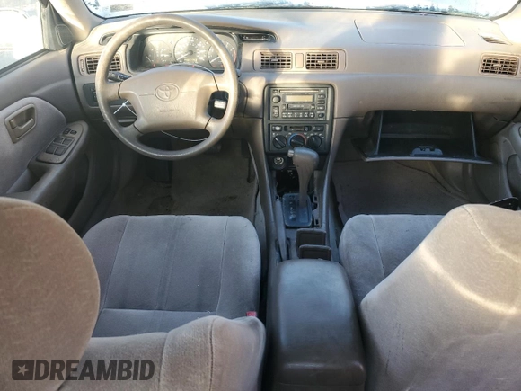 1999 Toyota Camry LE z VIN JT2BF22K0X0167589, wystawiony jako Copart lot #42699015 z przebiegiem 198 634 mil mil oraz Czysty tytuł • Clean title. Historia ofert i sprzedaży dostępna na DreamBid. Obrazek 8.
