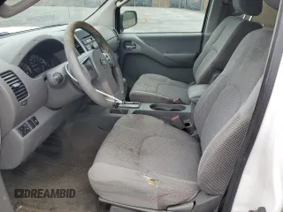 2009 Nissan Frontier SE z VIN 1N6AD07U89C427503, wystawiony jako Copart lot #50999625 z przebiegiem 385 336 mil mil oraz Czysty tytuł • Clean title. Historia ofert i sprzedaży dostępna na DreamBid. Obrazek 7.