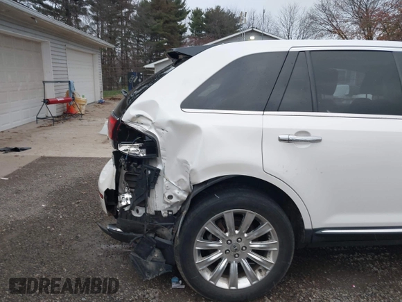 2011 Lincoln MKX with VIN 2LMDJ8JK0BBJ08813, listed as a IAAI auction lot 40978551 with 184,382 mi miles. Bid and sale history available at carsss.com. Image 17.