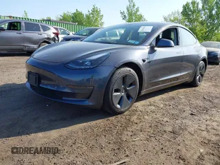 2022 Tesla Model 3 Long Range z VIN 5YJ3E1EB2NF183893, wystawiony jako IAAI lot #42130396 z przebiegiem 25 552 mil mil oraz . Historia ofert i sprzedaży dostępna na DreamBid. Obrazek 2.