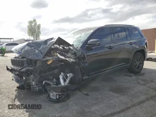 2025 Jeep Grand Cherokee Laredo z VIN 1C4RJHAG0SC275562, wystawiony jako Copart lot #56837415 z przebiegiem Nie podano mil oraz Czysty tytuł • Clean title. Historia ofert i sprzedaży dostępna na DreamBid. Obrazek 1.