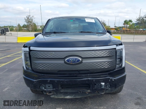 2023 Ford F-150 Lightning Pro z VIN 1FTVW1ELXPWG15885, wystawiony jako IAAI lot #41631871 z przebiegiem 88 151 mil mil oraz . Historia ofert i sprzedaży dostępna na DreamBid. Obrazek 11.